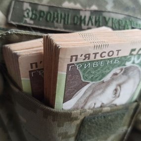 Чи зберігається заробітна плата за місцем роботи за військовослужбовцем?